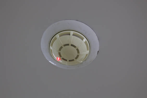 Fire detector with a red bulb on the ceiling.